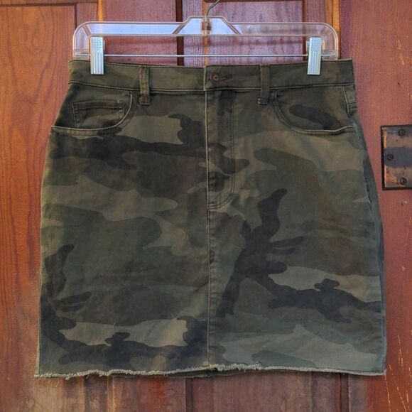 2 for $20 Hollister Green Camouflage Distressed Ultra High-Rise Mini-Skirt Sz 9 - Picture 1 of 11